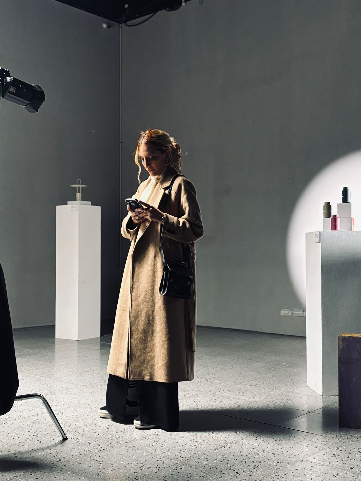 La actriz de la escena de la soda, parada en el set entre tomas