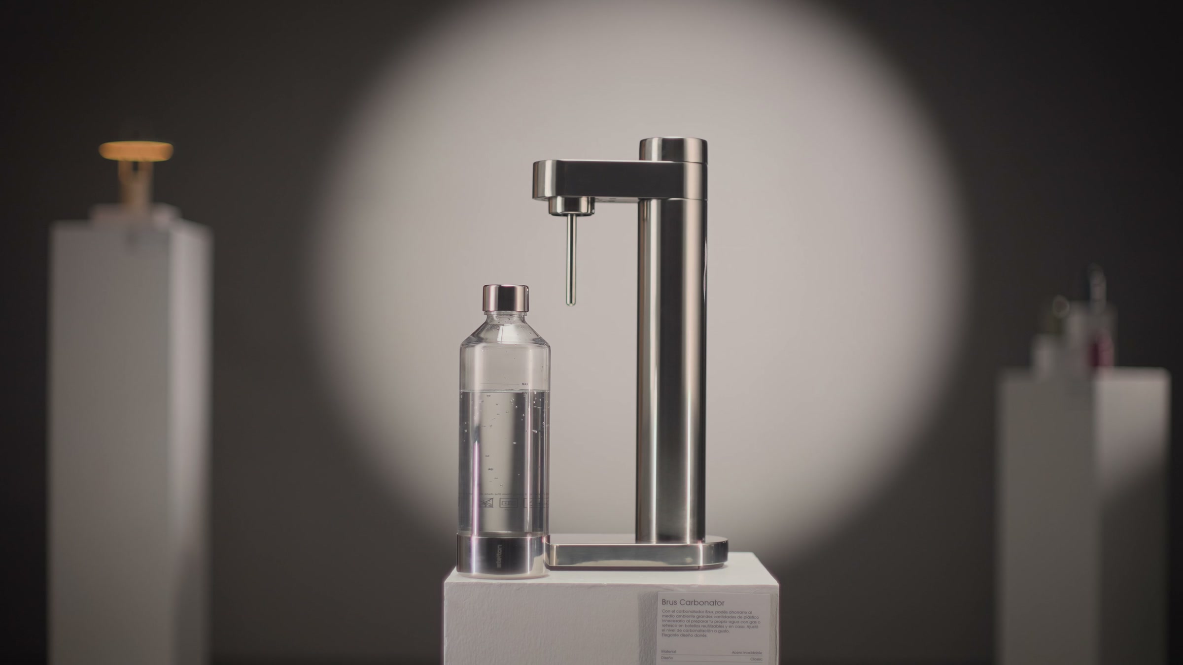 El carbonator y su botella en el pedestal