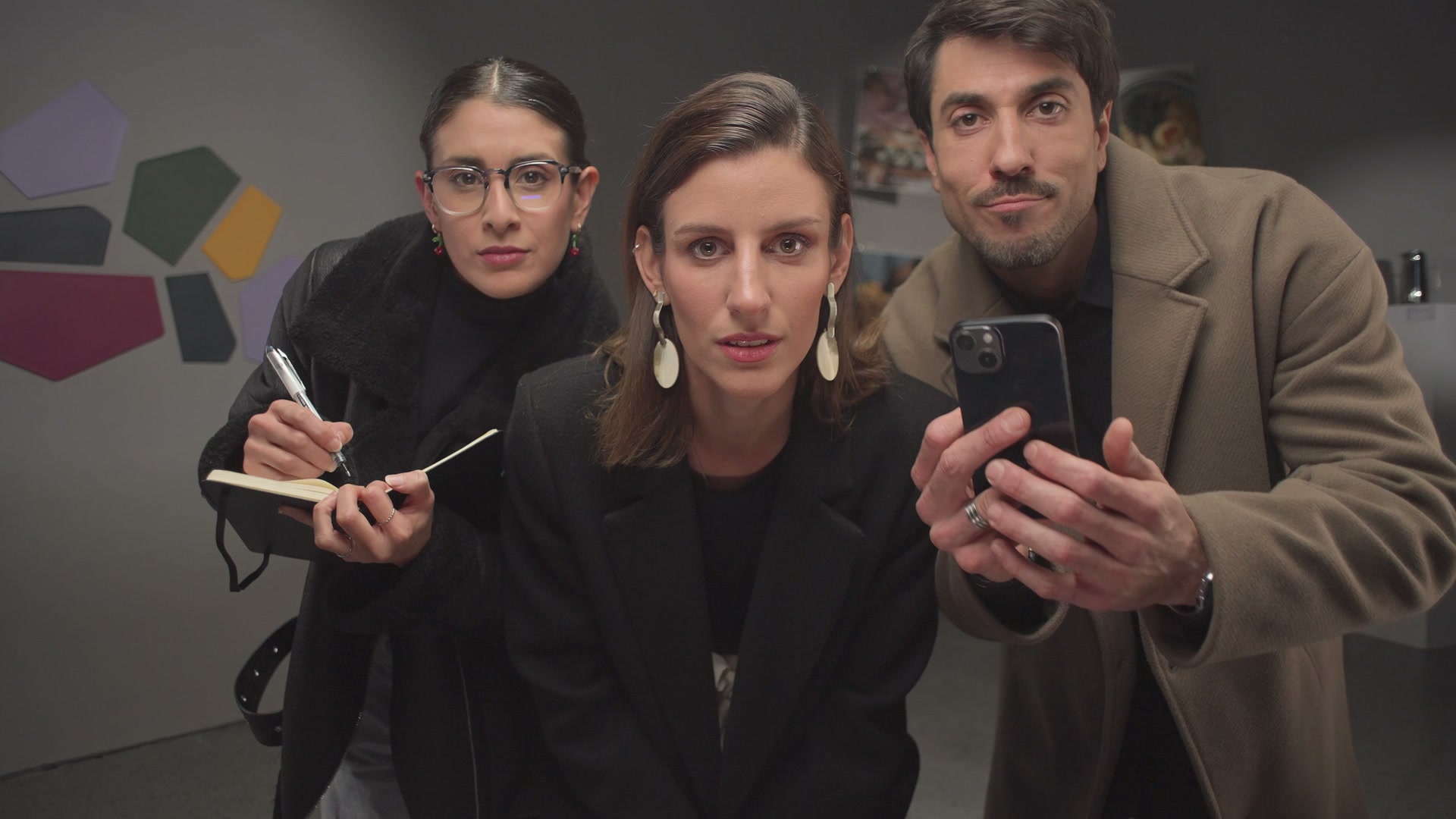 Tres visitantes miran la pieza de cerca