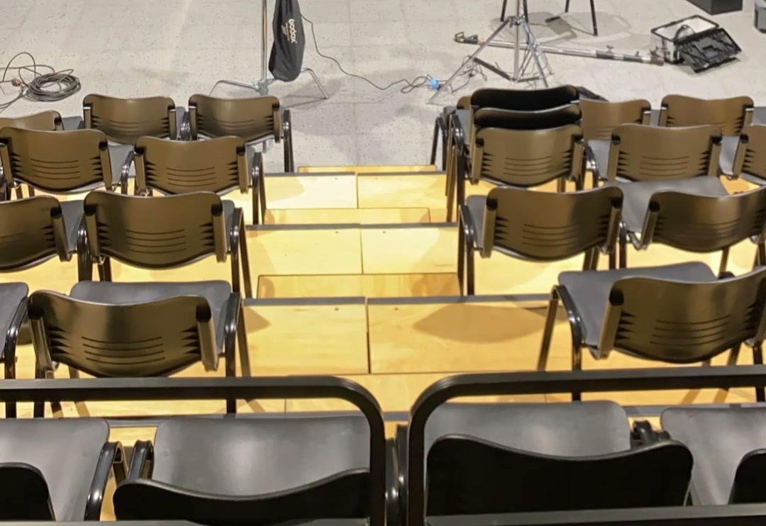 La platea del teatro, con las luces de sala prendidas