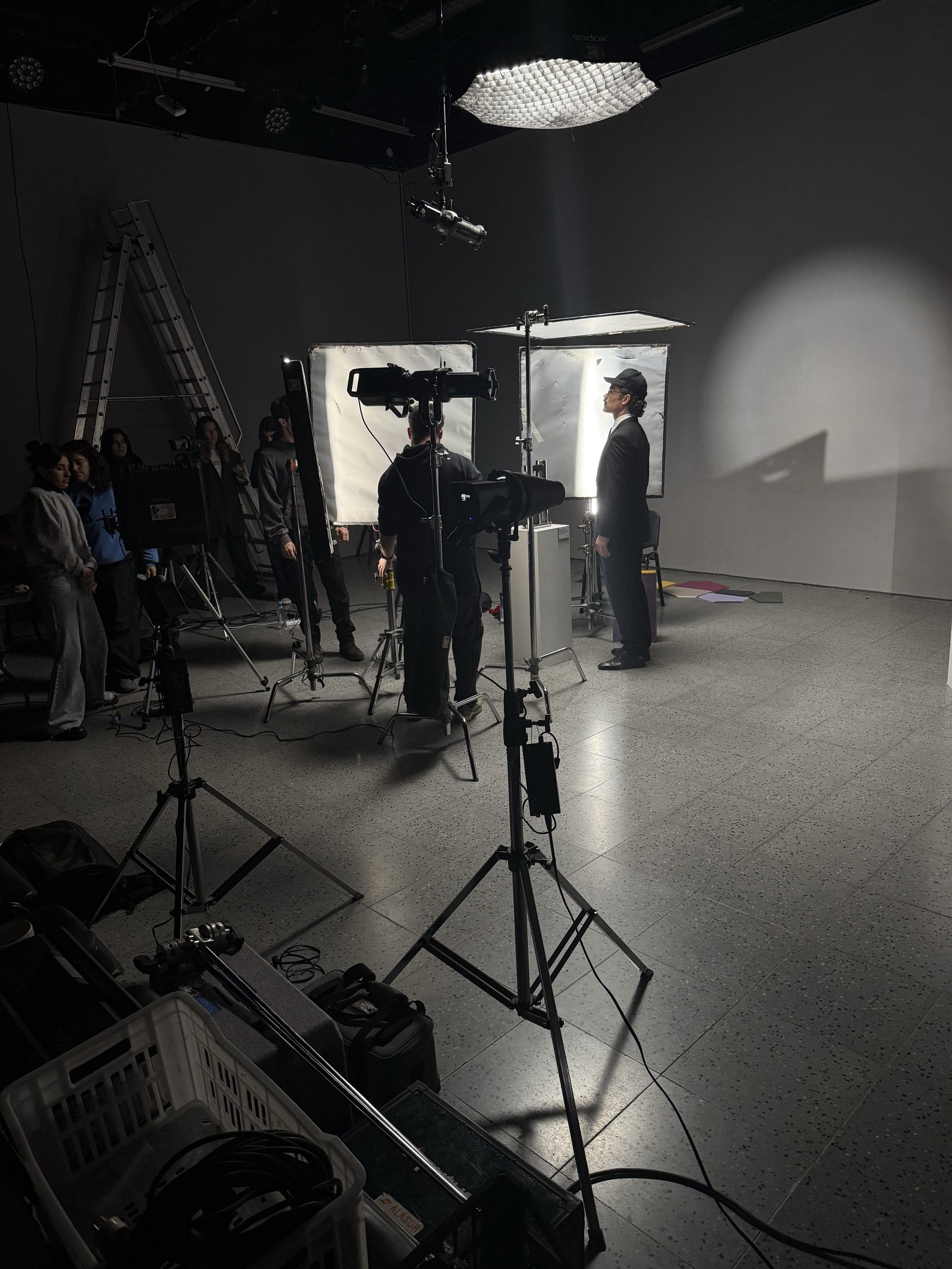 El set con el círculo de luz en la pared y la cámara en posición
