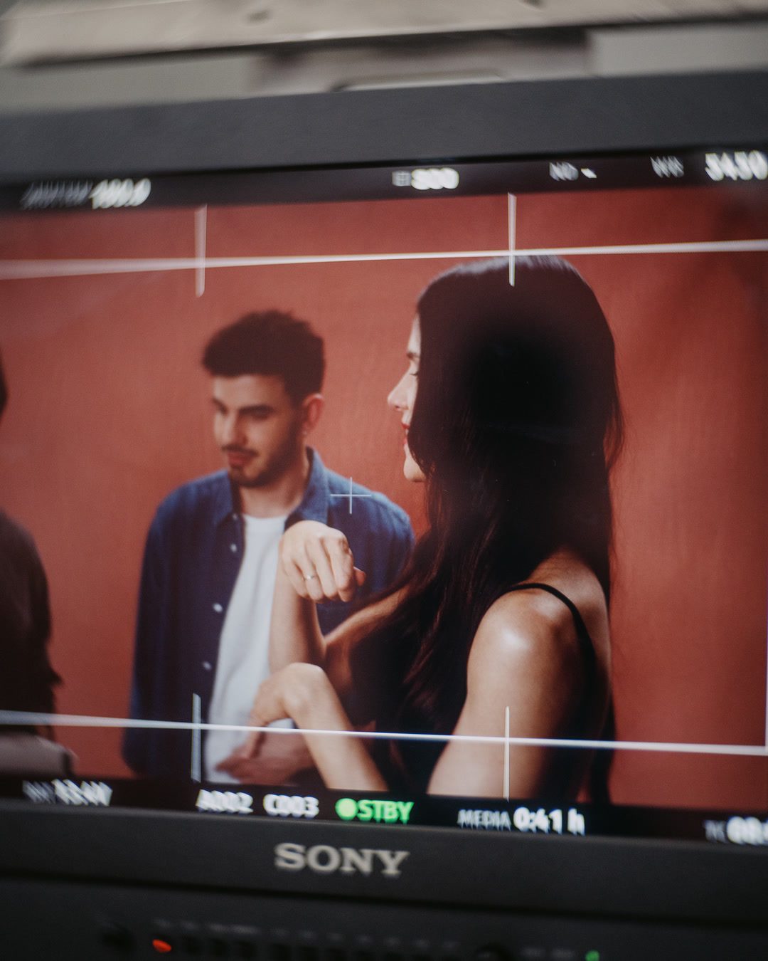 El monitor de cámara con Violeta y Santi en cuadro
