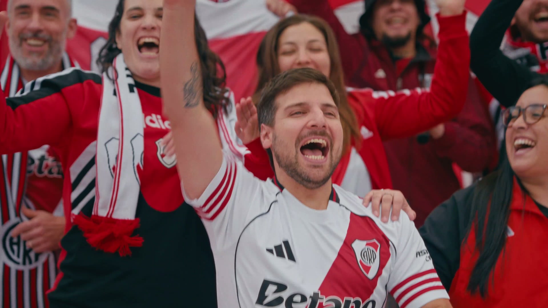 Hinchas festejando en la tribuna