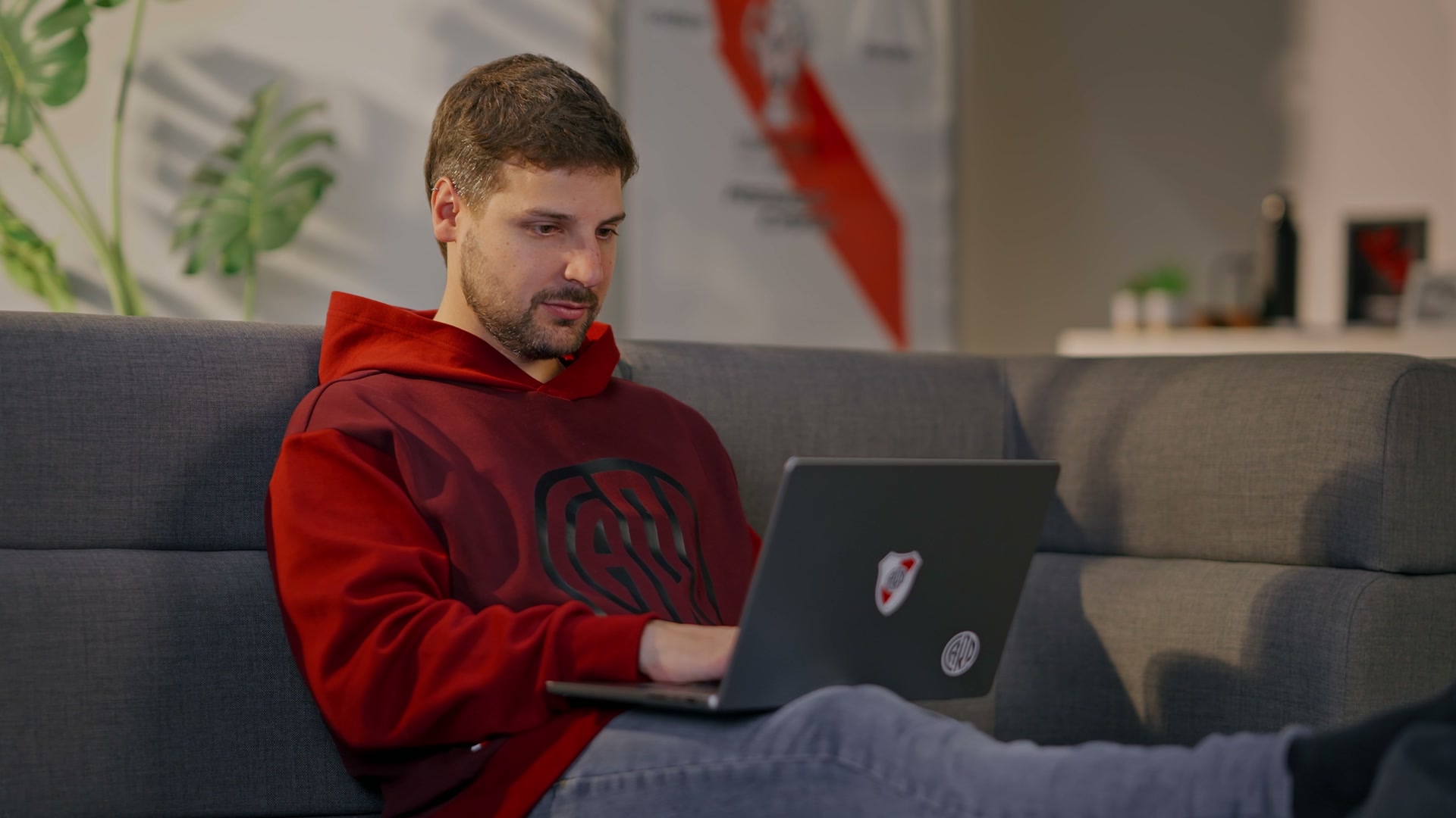 Un socio en su casa, frente a la computadora