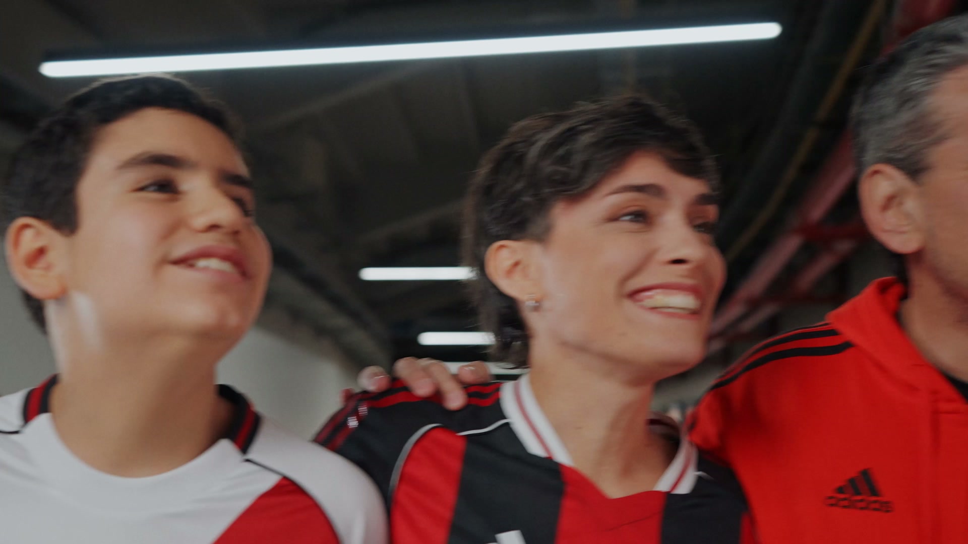 Chicos mirando emocionados
