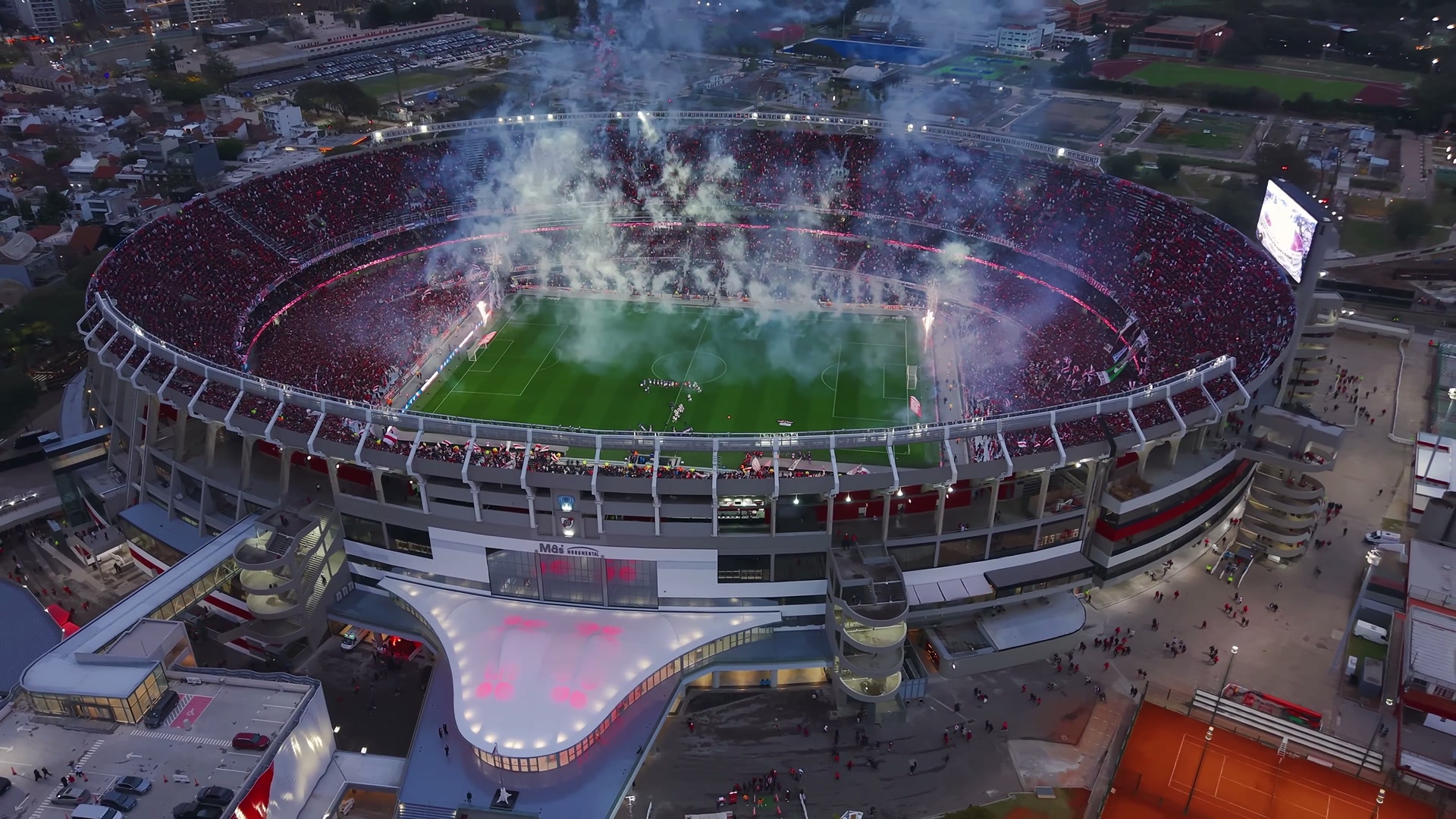 El estadio con fuegos, desde el aire