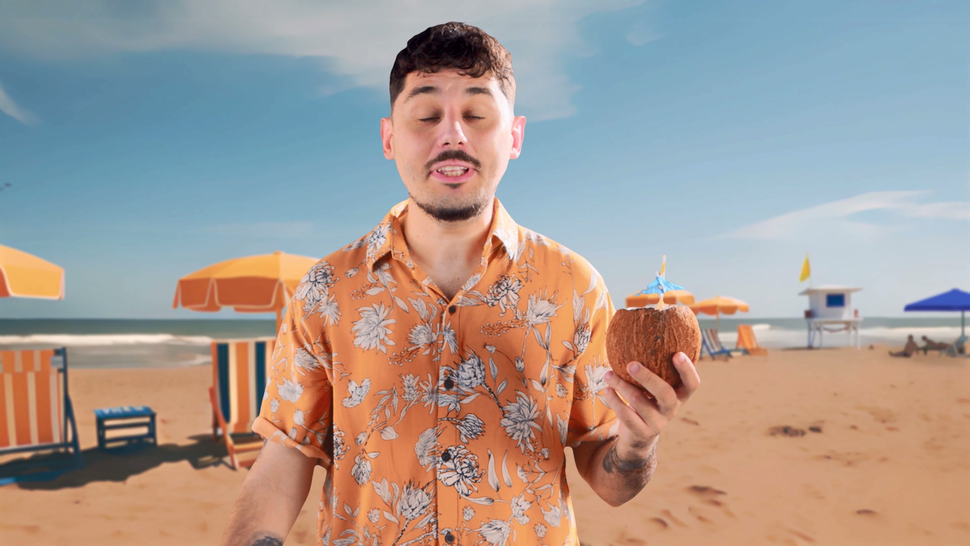 En la playa, con un coco en la mano