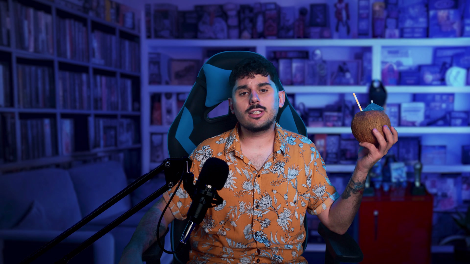 El mismo personaje, ahora en su silla gamer