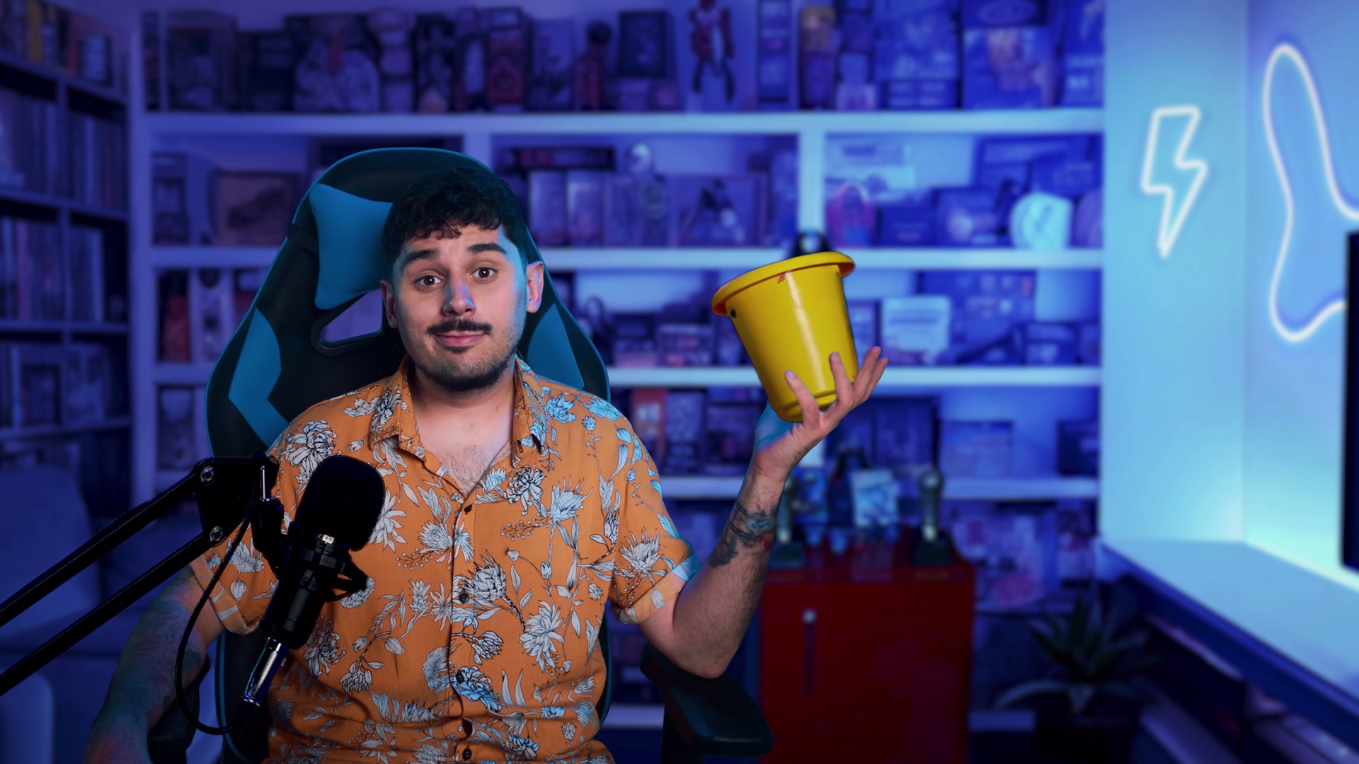 En el setup gamer, con un parlante en la mano